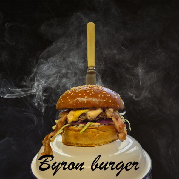 Byron burger tálalva