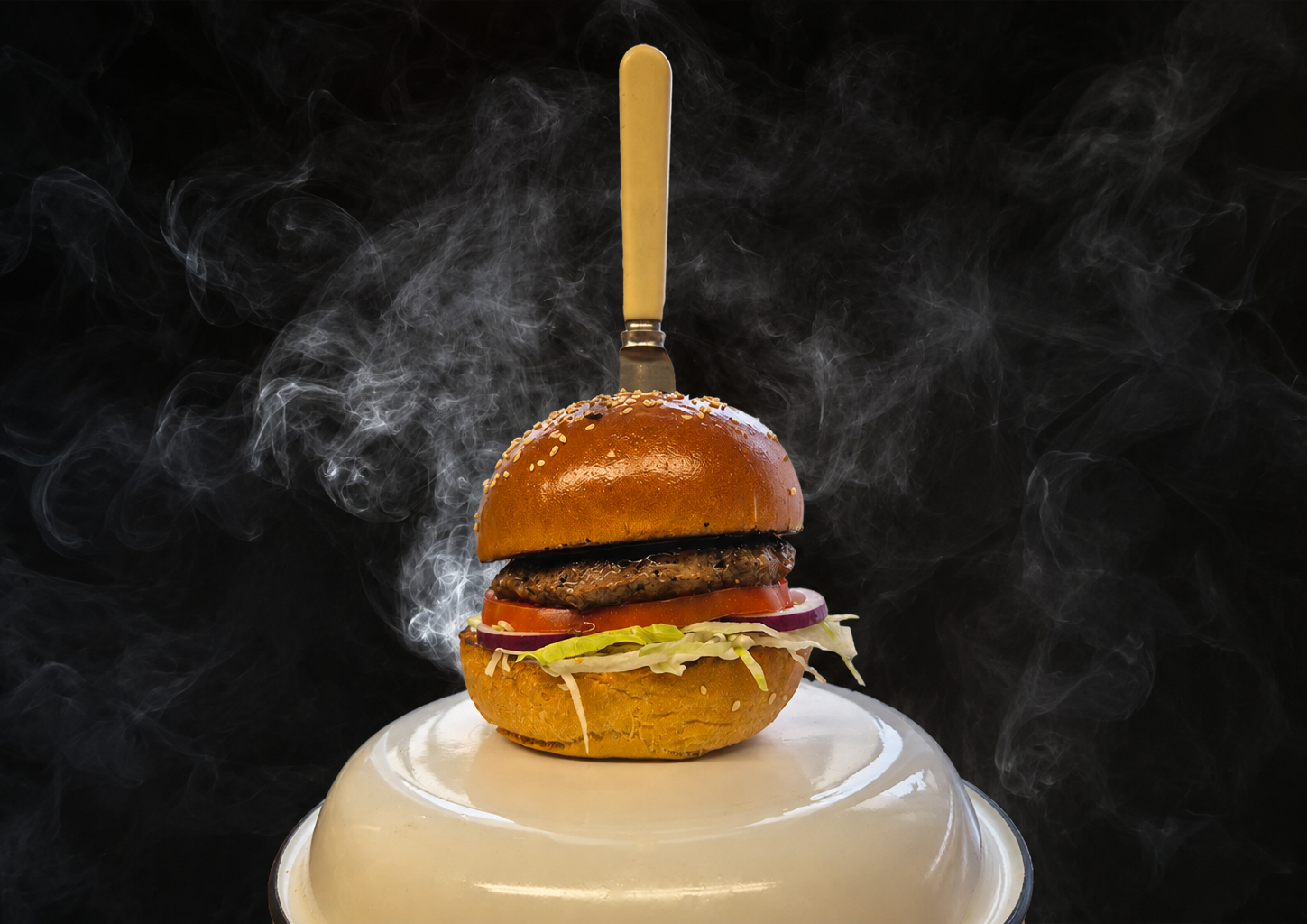 Classic burger fotója az összetevők felsorolásával: hamburger zsemle, 100% marhahúspogácsa, jégsaláta, paradicsom, lilahagyma, ketchup, házi majonéz