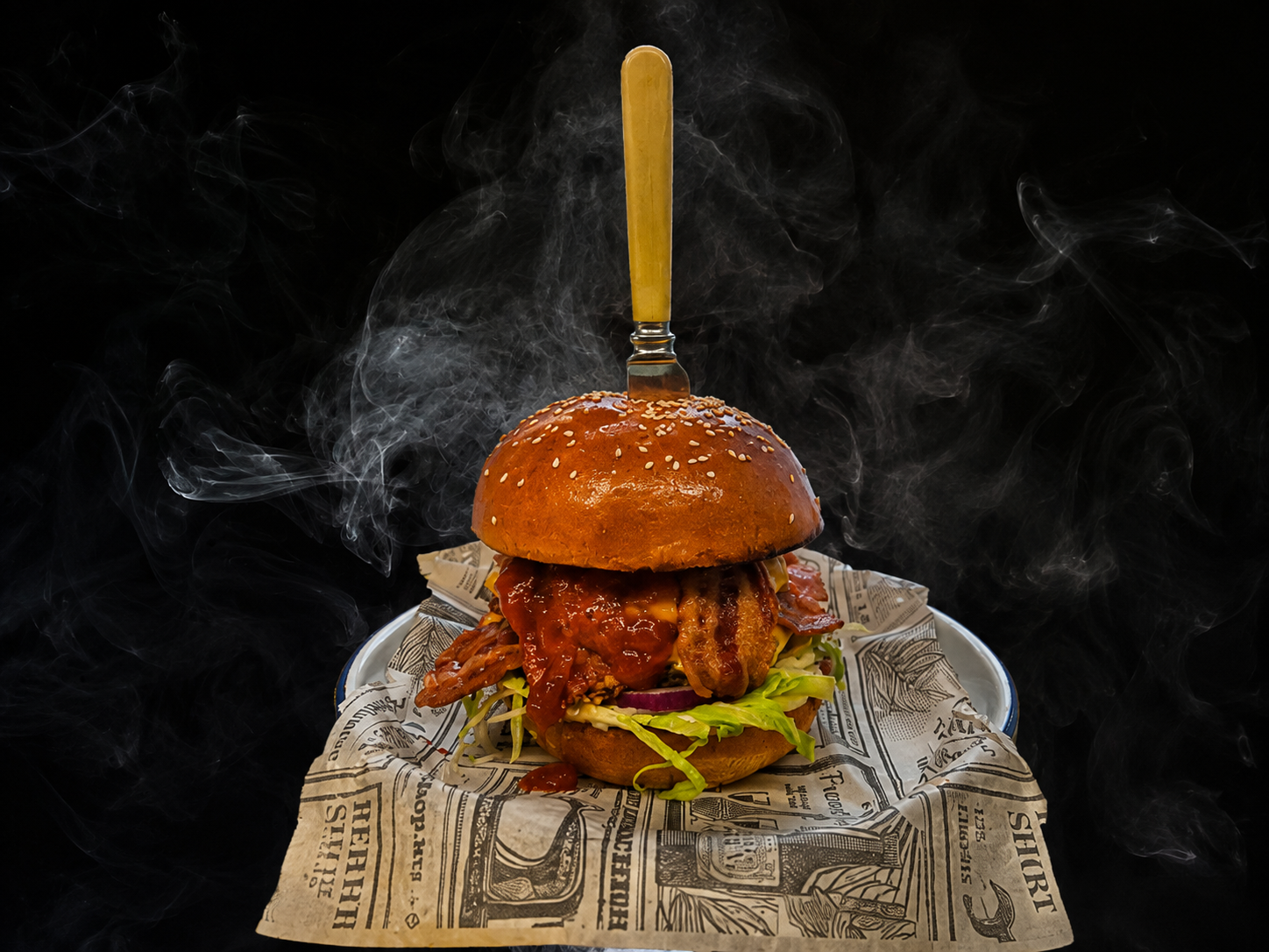 Double Cheese Bacon burger szeletelt bacon-nel és szósszal, füstös, sötét háttér előtt tálalva
