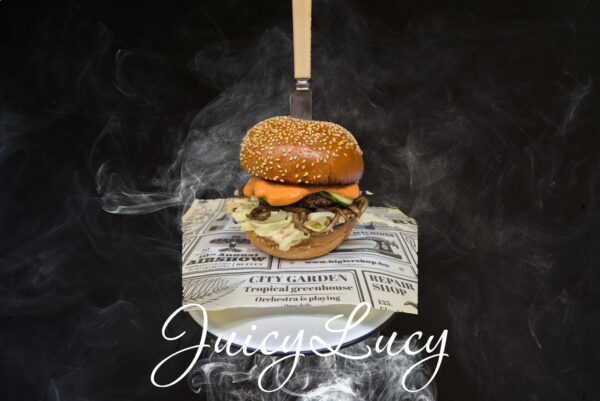 Juicy Lucy burger Juicy Lucy burger tálalva
