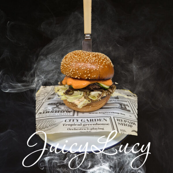Juicy Lucy burger tálalva