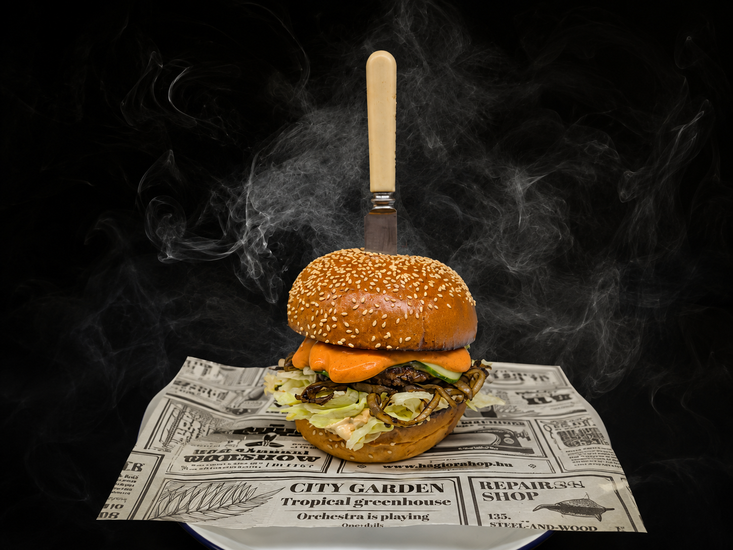 Juicy Lucy burger tálalva