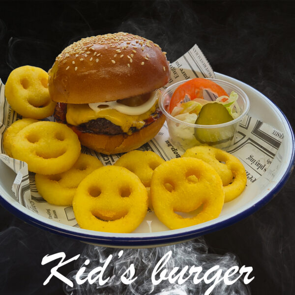 Kid's burger menü tálalva