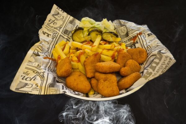 Nuggets sültkrumplival tálalva