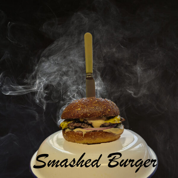 Smash burger tálalva